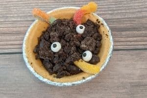 Dirt pie with worms and cookies